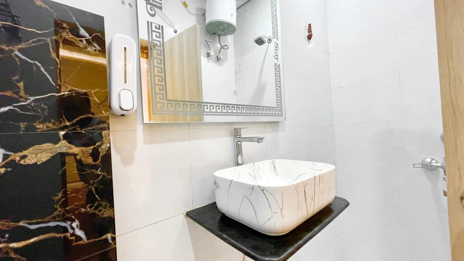 ****  Hotel The Banaras Stay, Varanasi ! Fully-Air-Conditioned Hotel With Wifi Availability, Near Kashi Vishwanath Temple And Ganga Ghat הודו