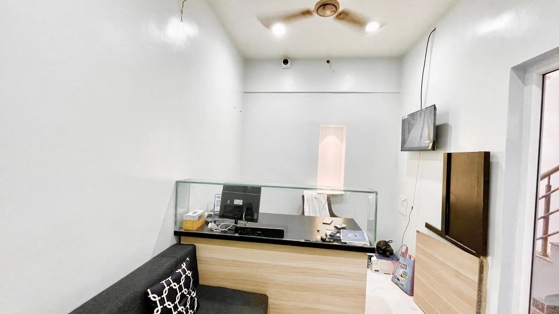 Hotel The Banaras Stay, Varanasi ! Fully-Air-Conditioned Hotel With Wifi Availability, Near Kashi Vishwanath Temple And Ganga Ghat 4*,  Indie